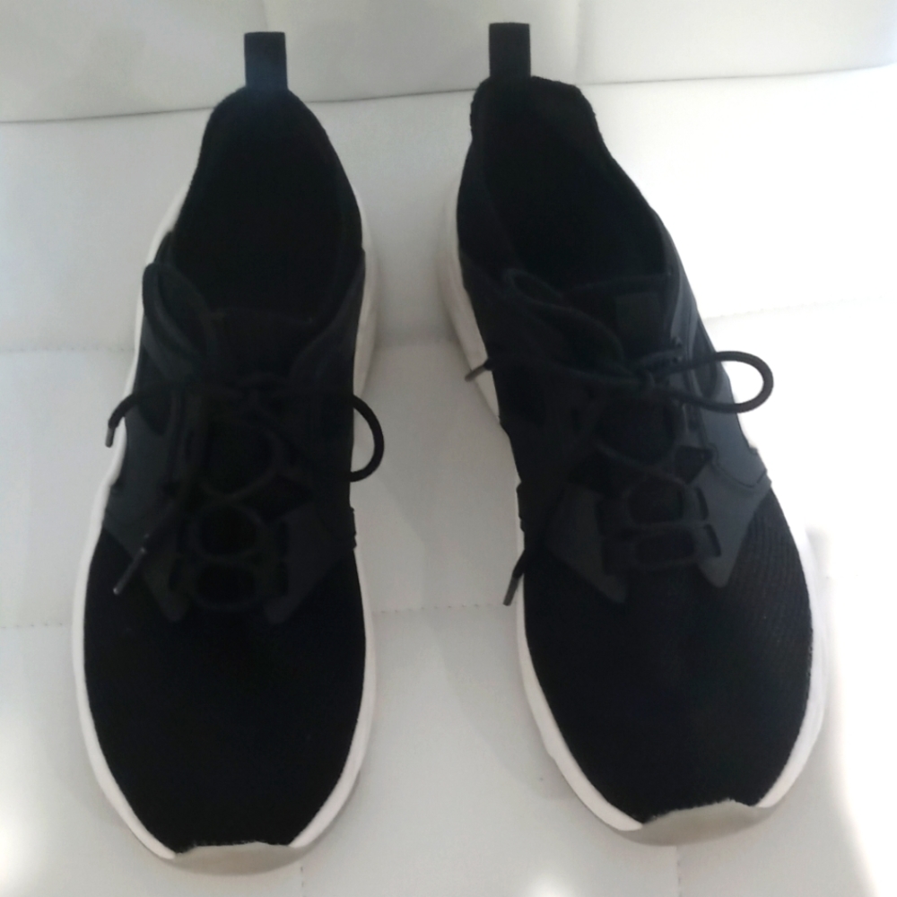 Men's black laced sneakers sz.eur44/usa10 very good condition